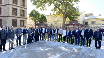 Başkan Somyürek muhtarlara karanfil hediye etti