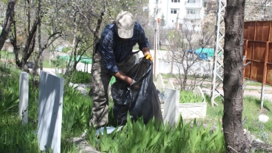 BAYRAM ÖNCESİ MEZARLIKLARDA TEMİZLİK ÇALIŞMASI