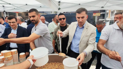 Belediyemiz tarafından vatandaşlarımıza aşure ikramında bulunduk