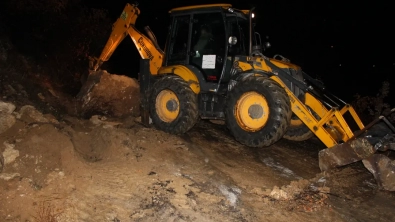 ÇEMİŞGEZEK'TE DEV KAYA PARÇASI YOLU KAPATTI