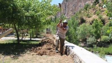 ÇEMİŞGEZEK'TE  PARKLARDA  IŞIKLANDIRMA ÇALIŞMALARI SÜRÜYOR