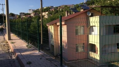 KALE MAHALLESİ ELAZIĞ CADDESİ YOLUNA KORKULUK YAPILDI