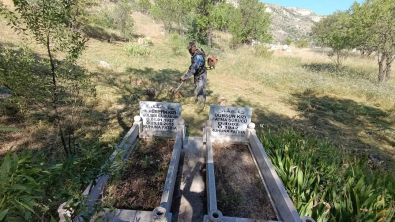 MEZARLIK OT BİÇME VE BAKIM ÇALIŞMALARI DEVAM EDİYOR