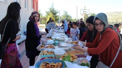 Şenlik havasında kermes yapıldı