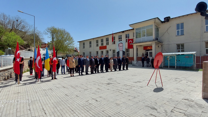 BAŞKAN VEKİLİ YILMAZ 23 NİSAN ÇELENK TÖRENİNE KATILDI