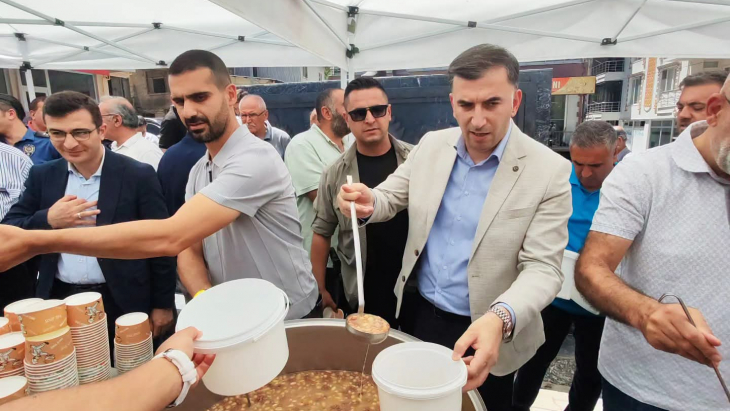 Belediyemiz tarafından vatandaşlarımıza aşure ikramında bulunduk