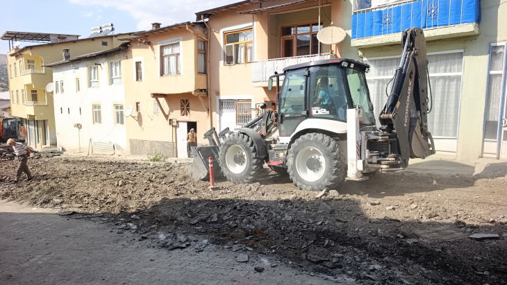 Belediyemiz tarafından yol yenileme çalışmaları devam ediyor