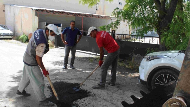 BOZULAN YOLLARDA ASFALT ÇALIŞMASI