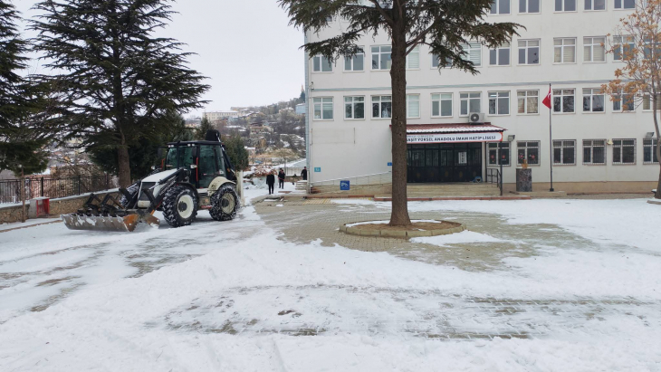 Ekiplerimiz tarafından yol açma ve tuzlama çalışması devam ediyor