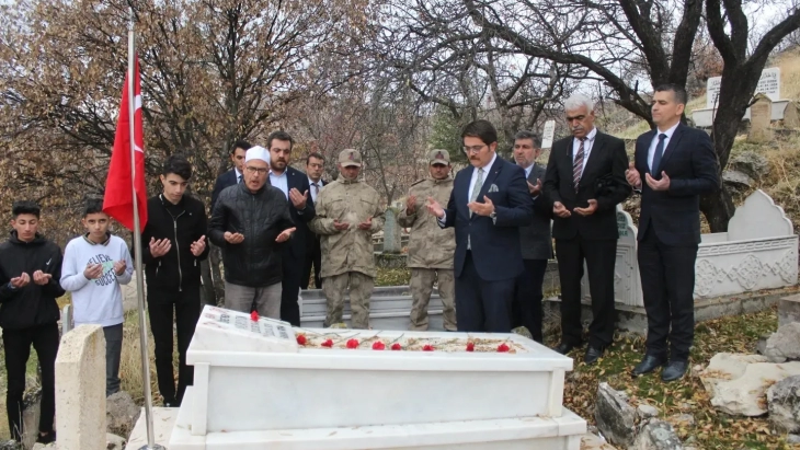 ŞEHİT ÖĞRETMEN YAŞAR UYTUN MEZARI BAŞINDA DUALARLA ANILDI