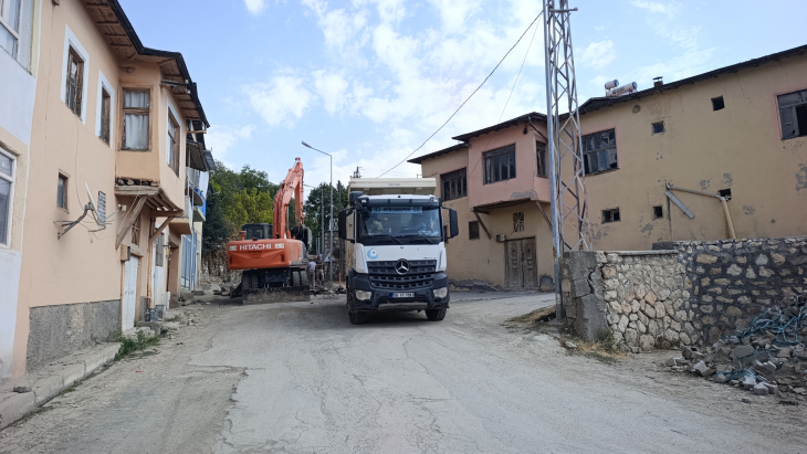 Belediyemiz tarafından yol yenileme çalışmaları devam ediyor