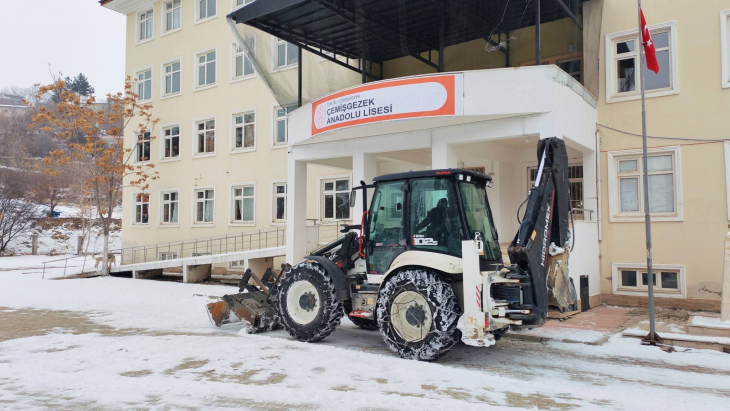 Ekiplerimiz tarafından yol açma ve tuzlama çalışması devam ediyor