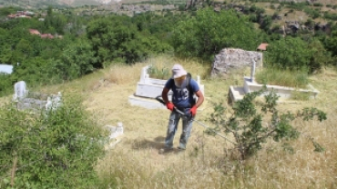 BAYRAM ÖNCESİ MEZARLIKTA BAKIM ÇALIŞMASI