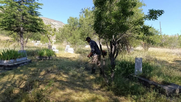 MEZARLIK OT BİÇME VE BAKIM ÇALIŞMALARI DEVAM EDİYOR