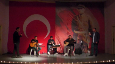 BAŞKAN SOMYÜREK TİYATRO GECESİNE KATILDI
