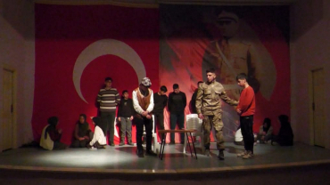 BAŞKAN SOMYÜREK TİYATRO GECESİNE KATILDI