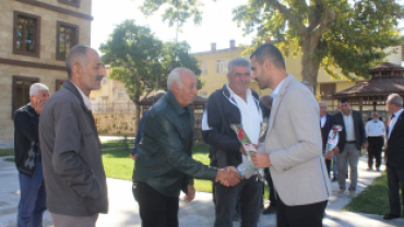 Başkan Somyürek muhtarlara karanfil hediye etti