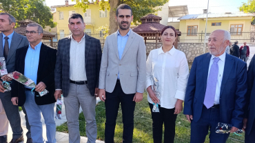 Başkan Somyürek muhtarlara karanfil hediye etti