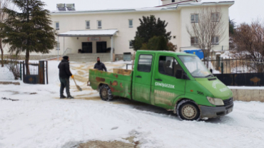 Ekiplerimiz tarafından yol açma ve tuzlama çalışması devam ediyor