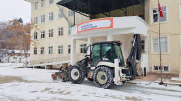 Ekiplerimiz tarafından yol açma ve tuzlama çalışması devam ediyor