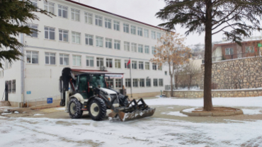 Ekiplerimiz tarafından yol açma ve tuzlama çalışması devam ediyor