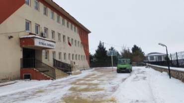 Ekiplerimiz tarafından yol açma ve tuzlama çalışması devam ediyor