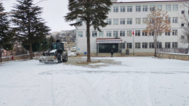 Ekiplerimiz tarafından yol açma ve tuzlama çalışması devam ediyor