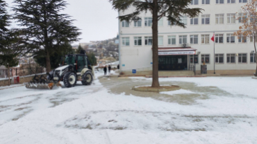 Ekiplerimiz tarafından yol açma ve tuzlama çalışması devam ediyor