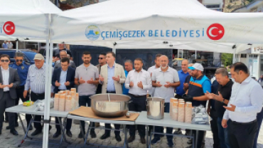 Belediyemiz tarafından vatandaşlarımıza aşure ikramında bulunduk