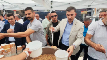 Belediyemiz tarafından vatandaşlarımıza aşure ikramında bulunduk