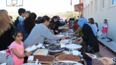 Şenlik havasında kermes yapıldı