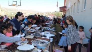 Şenlik havasında kermes yapıldı