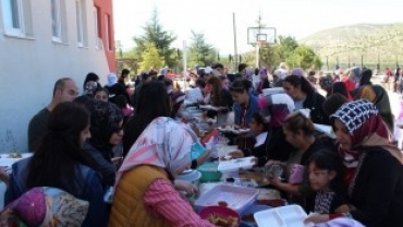 Şenlik havasında kermes yapıldı