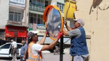 ÇEMİŞGEZEK'TE KAZALARI ÖNLEMEK İÇİN 2 NOKTAYA DIŞBÜKEY AYNA KONULDU