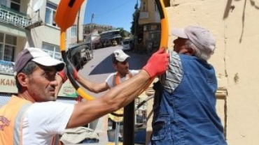 ÇEMİŞGEZEK'TE KAZALARI ÖNLEMEK İÇİN 2 NOKTAYA DIŞBÜKEY AYNA KONULDU