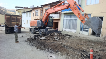 Belediyemiz tarafından yol yenileme çalışmaları devam ediyor