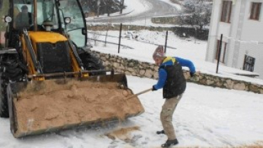 KAR YAĞIŞI NEDENİYLE YOL TEMİZLEME VE TUZLAMA ÇALIŞMALARI BAŞLADI