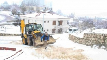 KAR YAĞIŞI NEDENİYLE YOL TEMİZLEME VE TUZLAMA ÇALIŞMALARI BAŞLADI