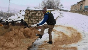 KAR YAĞIŞI NEDENİYLE YOL TEMİZLEME VE TUZLAMA ÇALIŞMALARI BAŞLADI