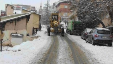 KAR TEMİZLEME VE TUZLAMA ÇALIŞMALARI DEVAM EDİYOR