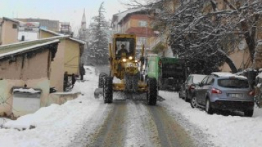 KAR TEMİZLEME VE TUZLAMA ÇALIŞMALARI DEVAM EDİYOR