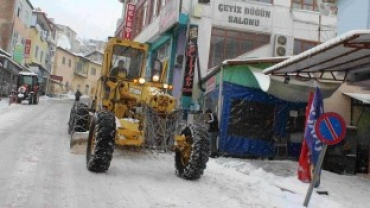 KAR TEMİZLEME VE TUZLAMA ÇALIŞMALARI DEVAM EDİYOR