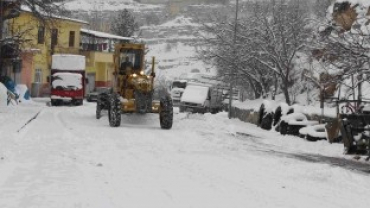 KAR YAĞIŞI NEDENİYLE YOL TEMİZLEME VE TUZLAMA ÇALIŞMALARI BAŞLADI