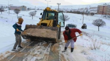 KAR YAĞIŞI NEDENİYLE YOL TEMİZLEME VE TUZLAMA ÇALIŞMALARI BAŞLADI