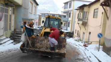 KAR YAĞIŞI NEDENİYLE YOL TEMİZLEME VE TUZLAMA ÇALIŞMALARI BAŞLADI