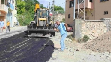 BOZULAN YOLLARDA ASFALT ÇALIŞMASI