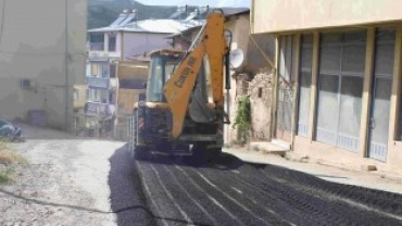 BOZULAN YOLLARDA ASFALT ÇALIŞMASI