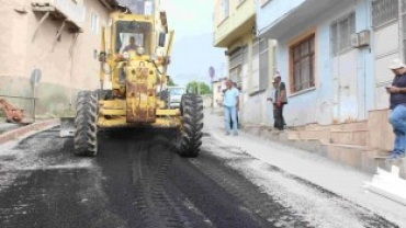 BOZULAN YOLLARDA ASFALT ÇALIŞMASI