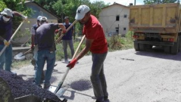 BOZULAN YOLLARDA ASFALT ÇALIŞMASI