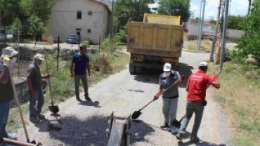 BOZULAN YOLLARDA ASFALT ÇALIŞMASI